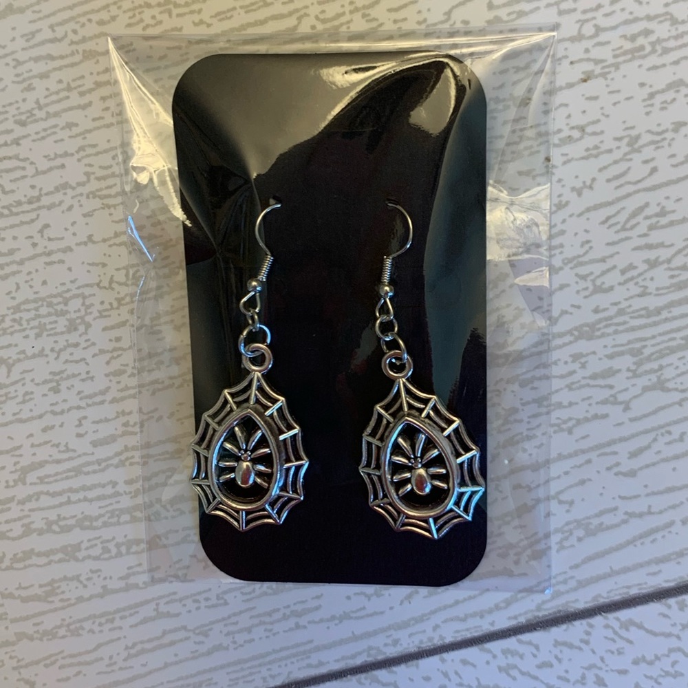 🎃 Spider Drop Earrings